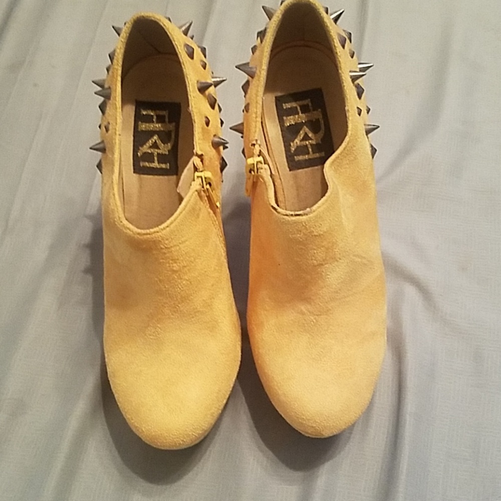 Golden yellow Spike booties